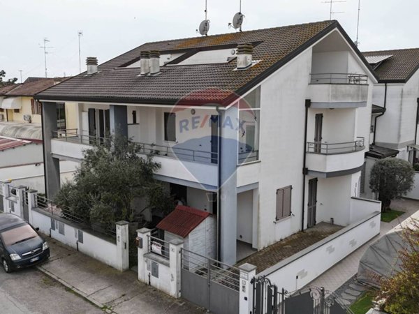 casa indipendente in vendita a Comacchio in zona Lido degli Estensi