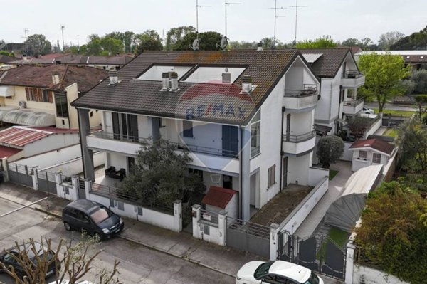 casa indipendente in vendita a Comacchio in zona Lido degli Estensi