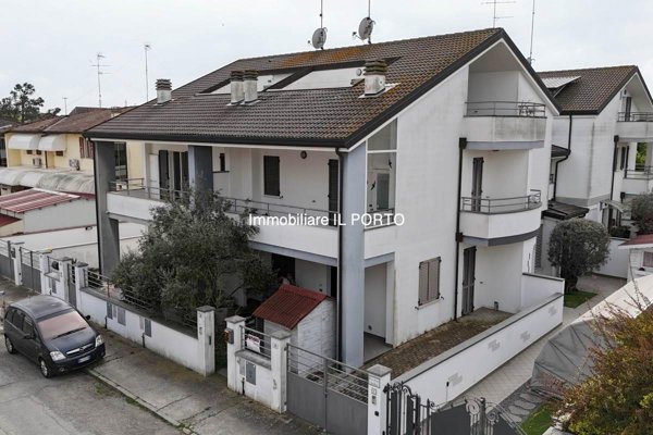 casa indipendente in vendita a Comacchio in zona Lido degli Estensi