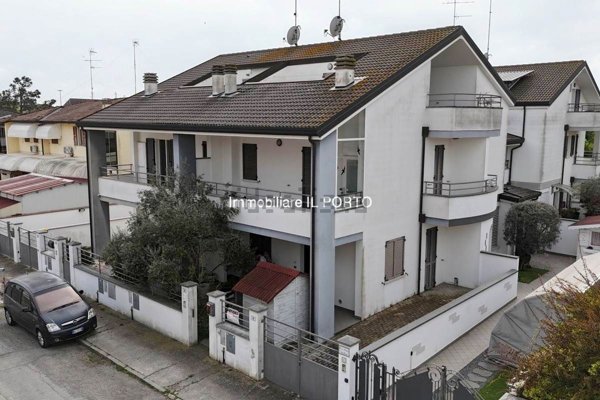 casa indipendente in vendita a Comacchio in zona Lido degli Estensi