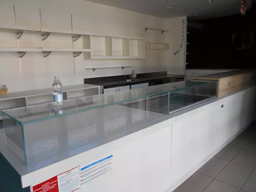 negozio in vendita a Comacchio in zona Lido degli Estensi