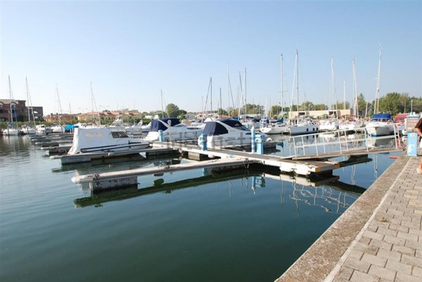 negozio in vendita a Comacchio in zona Lido degli Estensi