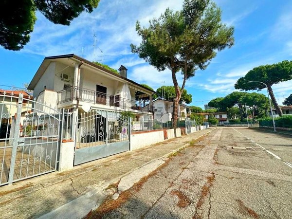casa indipendente in vendita a Comacchio in zona Lido degli Estensi