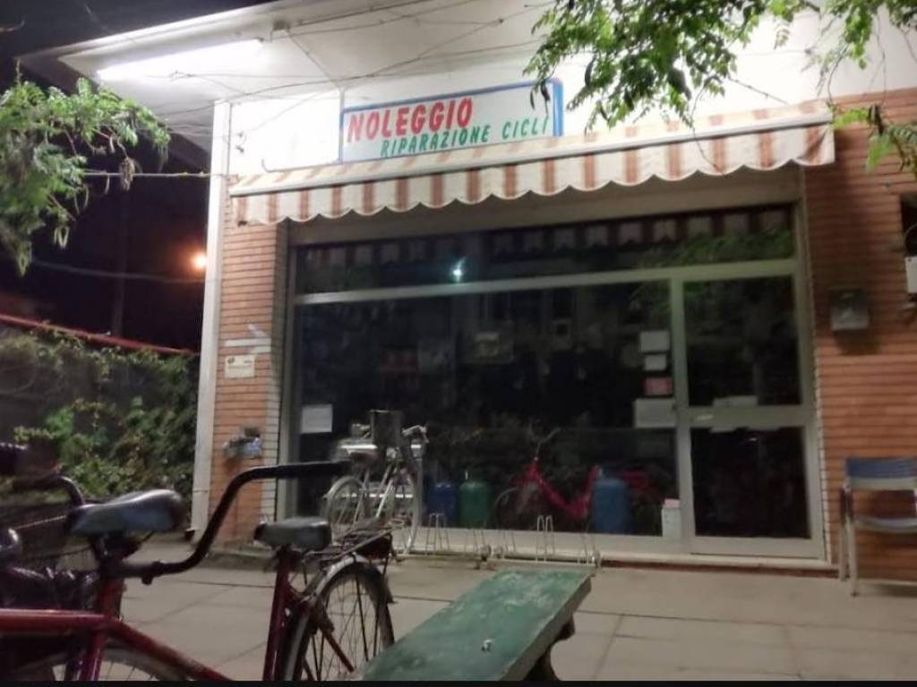 negozio in vendita a Comacchio in zona Lido di Spina