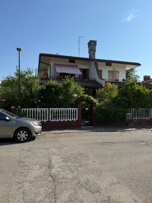 casa indipendente in vendita a Comacchio in zona Lido degli Scacchi