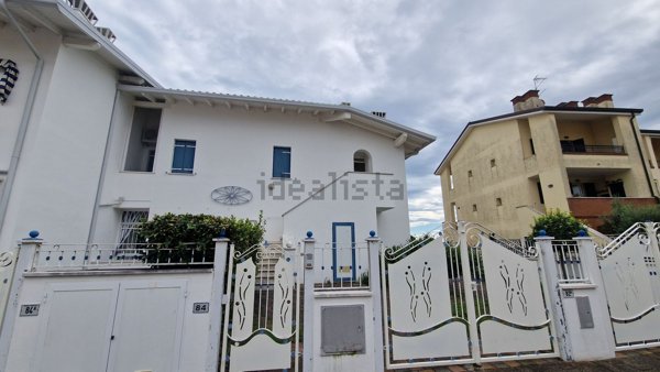 casa indipendente in vendita a Comacchio in zona Lido degli Estensi