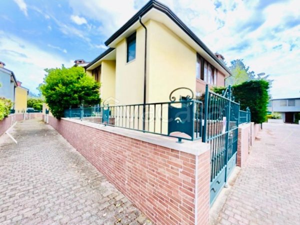 casa indipendente in vendita a Comacchio in zona Lido delle Nazioni