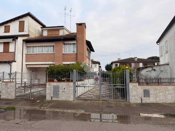 casa indipendente in vendita a Comacchio in zona Lido degli Estensi