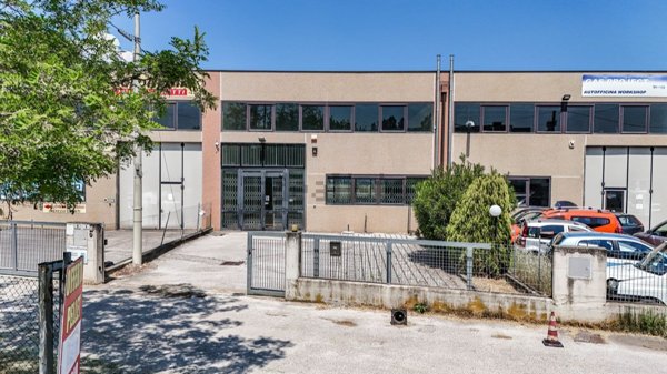 locale commerciale in vendita a Comacchio in zona Porto Garibaldi