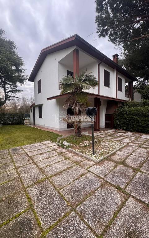 casa indipendente in vendita a Comacchio in zona Lido degli Estensi