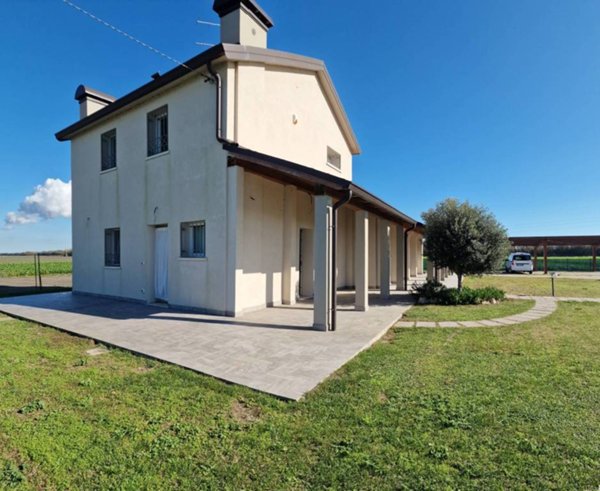 casa indipendente in vendita a Comacchio in zona Vaccolino
