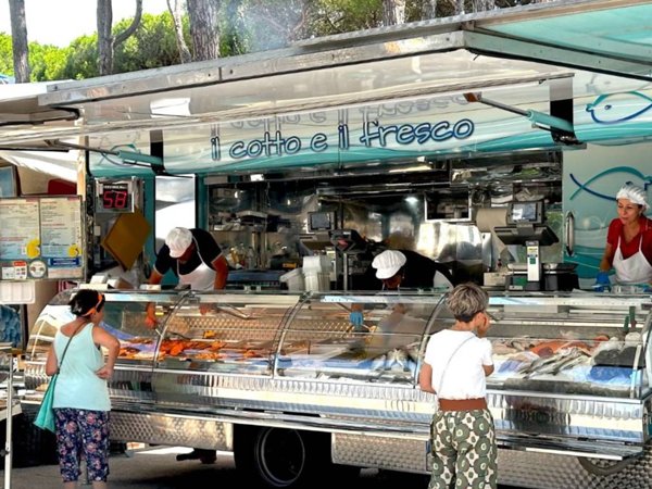 negozio in vendita a Comacchio in zona Lido di Spina