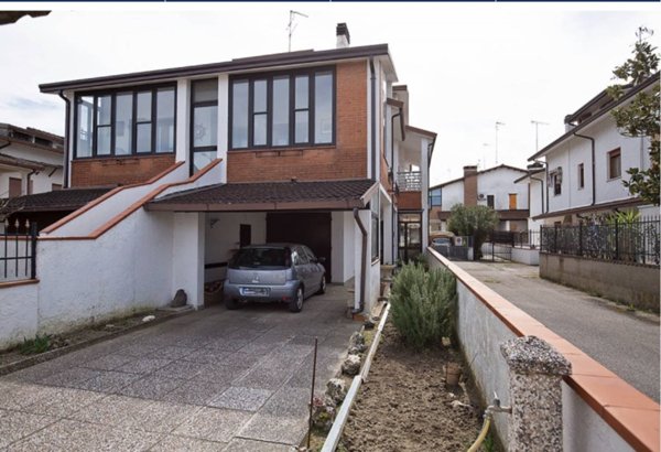 casa indipendente in vendita a Comacchio in zona Lido degli Estensi