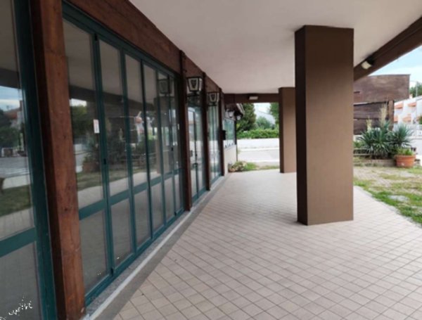 negozio in vendita a Comacchio in zona Lido delle Nazioni