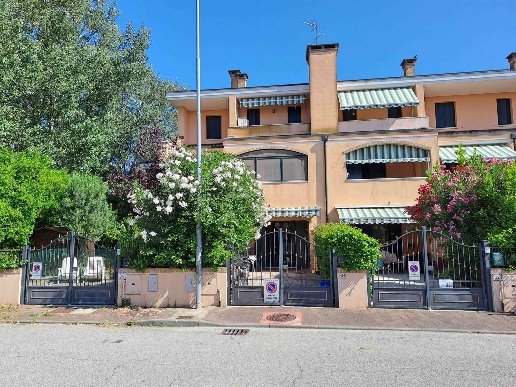 casa indipendente in vendita a Comacchio in zona Lido degli Estensi
