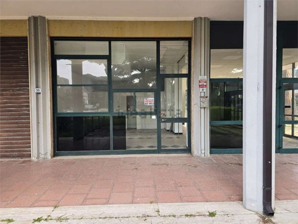 negozio in vendita a Comacchio in zona Lido di Spina