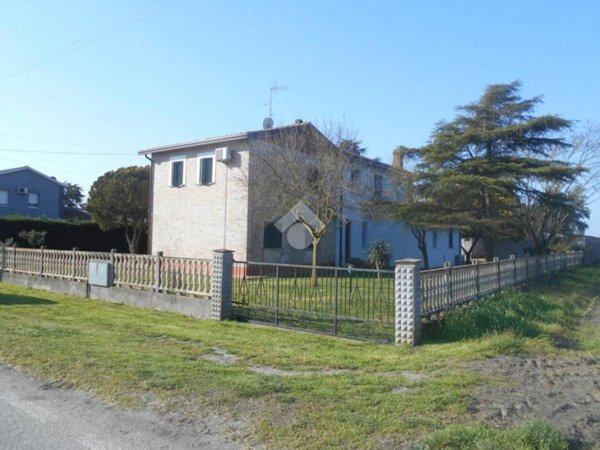 casa indipendente in vendita a Comacchio in zona Volania