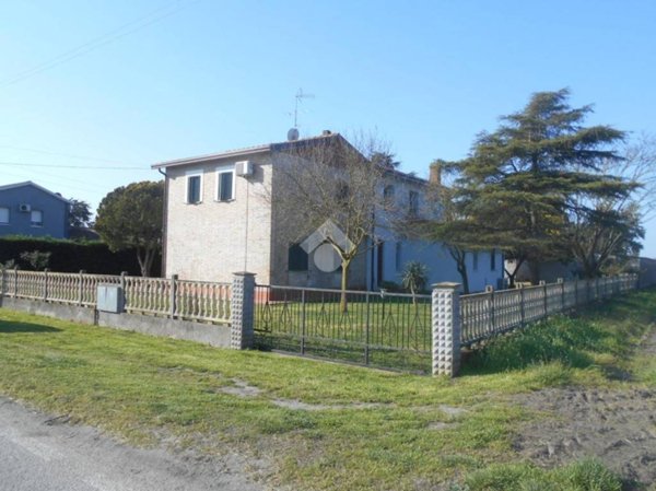 casa indipendente in vendita a Comacchio in zona Volania