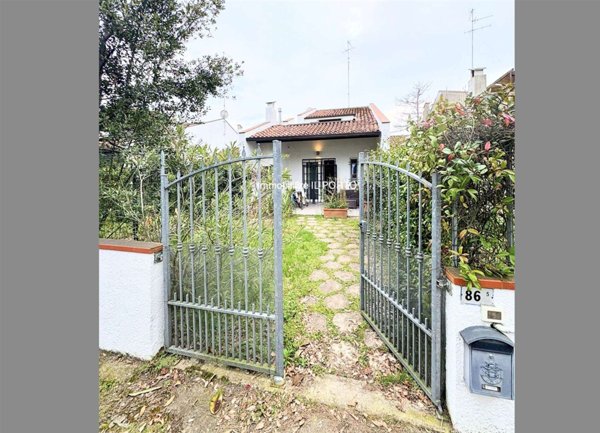 casa indipendente in vendita a Comacchio in zona Lido di Spina