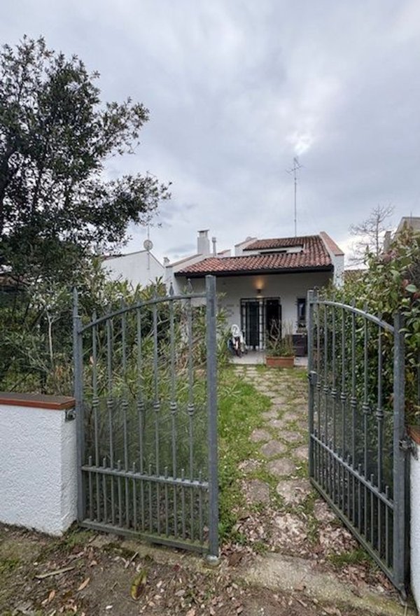 casa indipendente in vendita a Comacchio in zona Lido di Spina