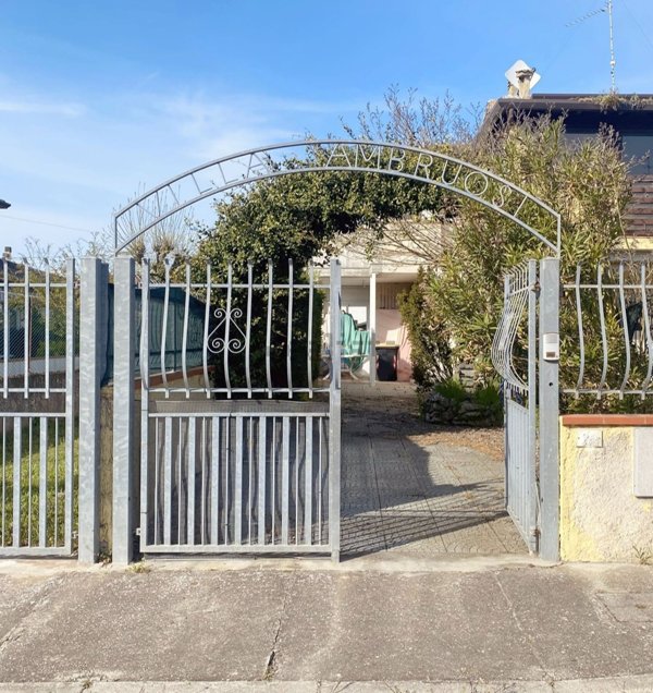 casa indipendente in vendita a Comacchio in zona Lido degli Scacchi