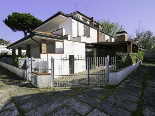 casa indipendente in vendita a Comacchio in zona Lido degli Estensi