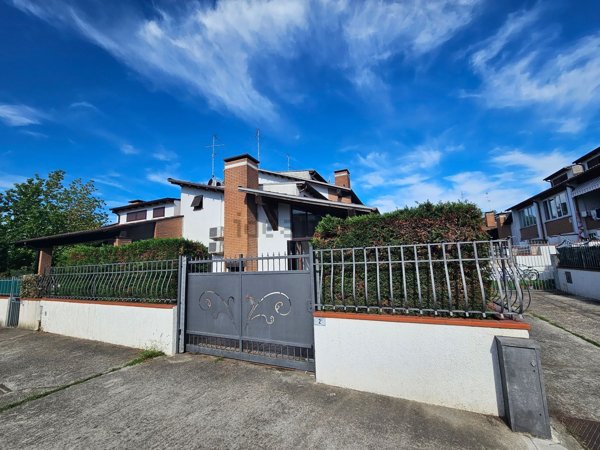 casa indipendente in vendita a Comacchio in zona Lido delle Nazioni