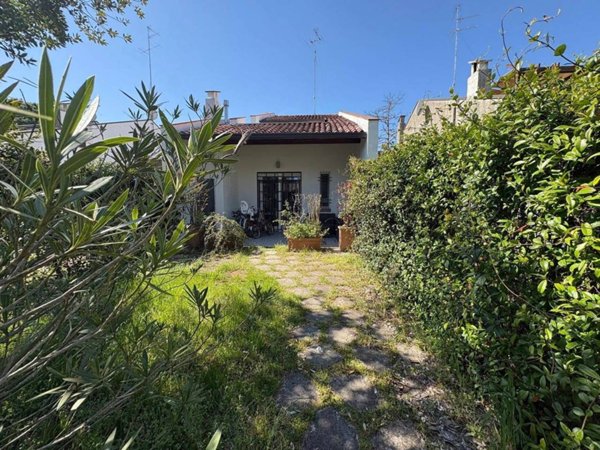 casa indipendente in vendita a Comacchio in zona Lido di Spina