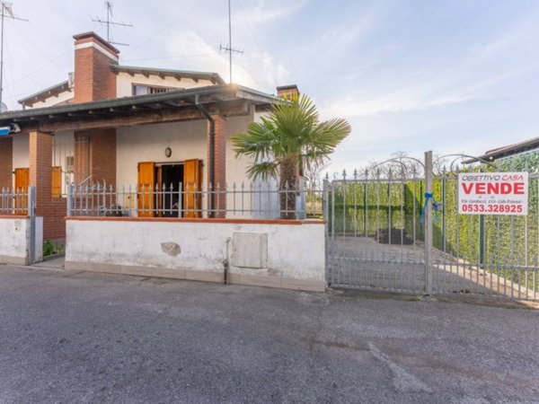 casa indipendente in vendita a Comacchio in zona Lido degli Estensi