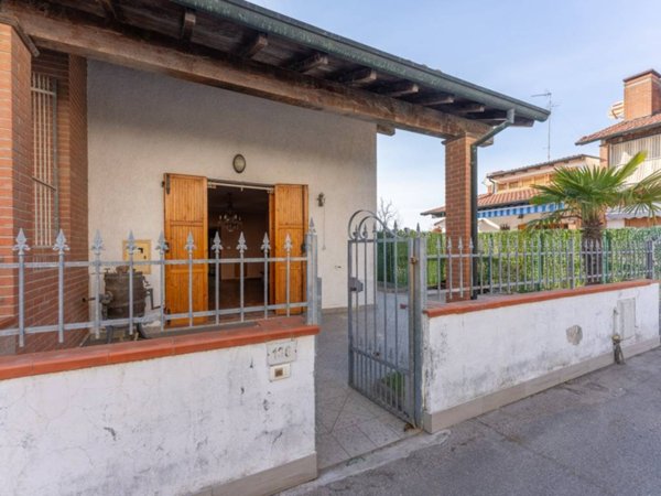casa indipendente in vendita a Comacchio in zona Lido degli Estensi