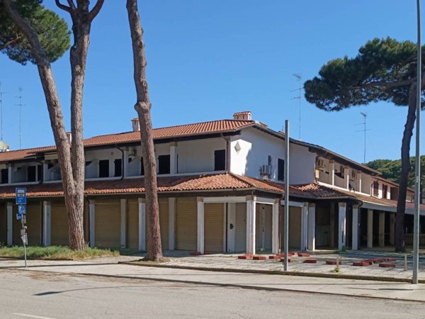 negozio in vendita a Comacchio in zona Lido di Spina