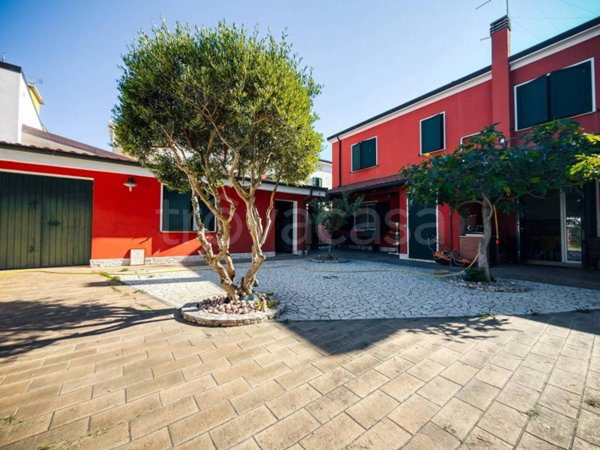 casa indipendente in vendita a Comacchio in zona Porto Garibaldi