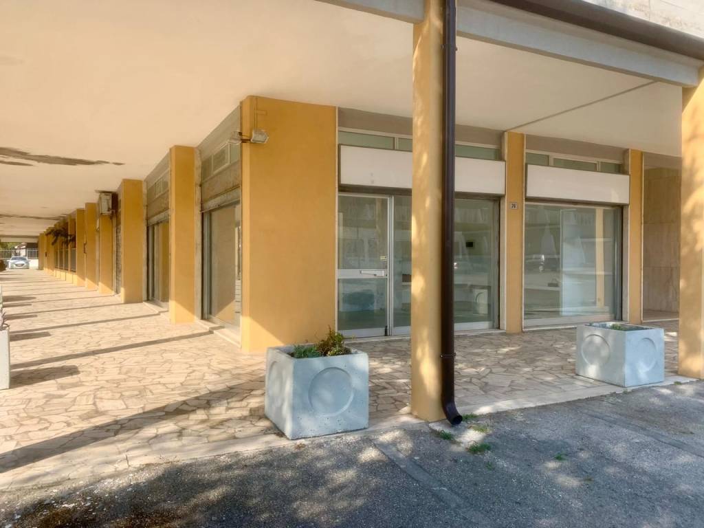 negozio in vendita a Comacchio in zona Lido delle Nazioni