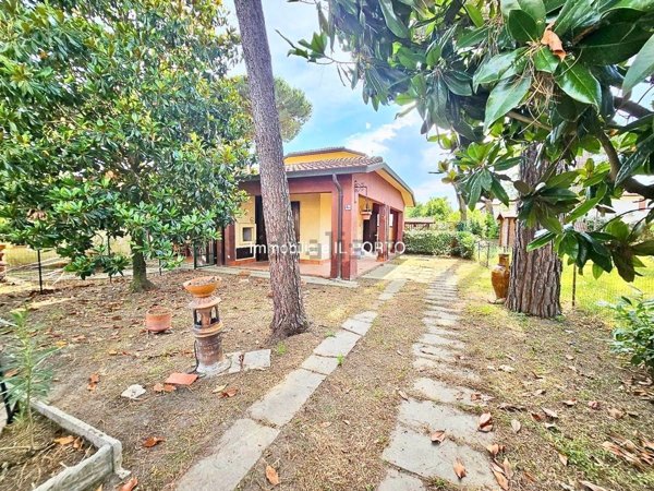 casa indipendente in vendita a Comacchio in zona Lido degli Estensi