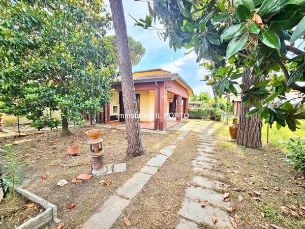 casa indipendente in vendita a Comacchio in zona Lido degli Estensi