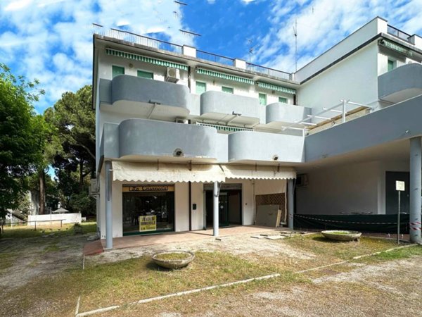 negozio in vendita a Comacchio in zona Lido di Spina