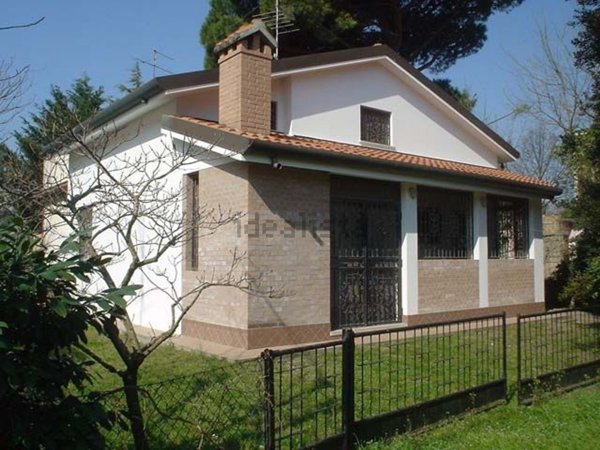 casa indipendente in vendita a Comacchio in zona Lido degli Estensi