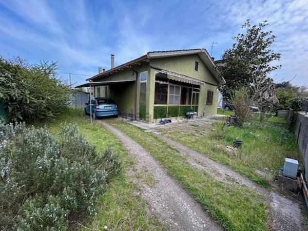 casa indipendente in vendita a Comacchio in zona San Giuseppe