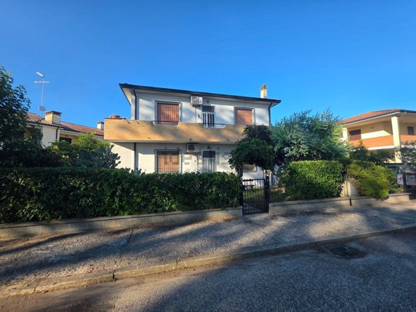 casa indipendente in vendita a Comacchio in zona Lido degli Estensi