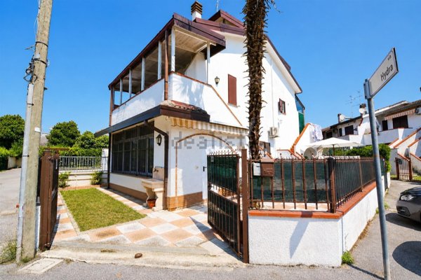 casa indipendente in vendita a Comacchio in zona Lido degli Scacchi