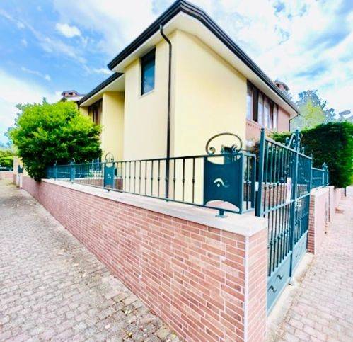 casa indipendente in vendita a Comacchio in zona Lido delle Nazioni