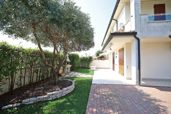 casa indipendente in vendita a Comacchio in zona Lido degli Estensi