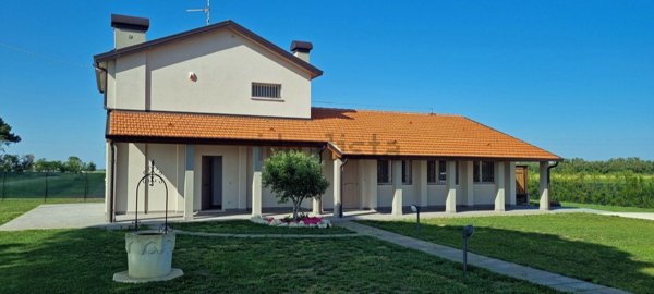 casa indipendente in vendita a Comacchio in zona Volania