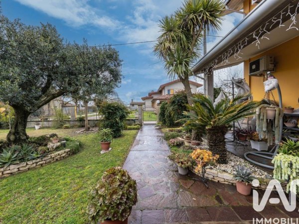 casa indipendente in vendita a Comacchio in zona Volania