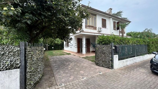 casa indipendente in vendita a Comacchio in zona Lido degli Estensi