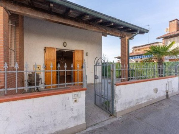 casa indipendente in vendita a Comacchio in zona Lido degli Estensi