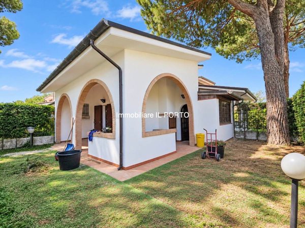 casa indipendente in vendita a Comacchio in zona Lido degli Estensi