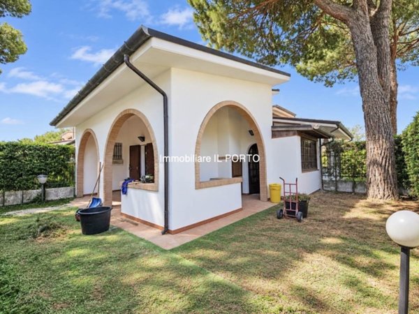 casa indipendente in vendita a Comacchio in zona Lido degli Estensi