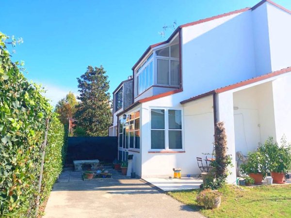 casa indipendente in vendita a Comacchio in zona Lido degli Scacchi