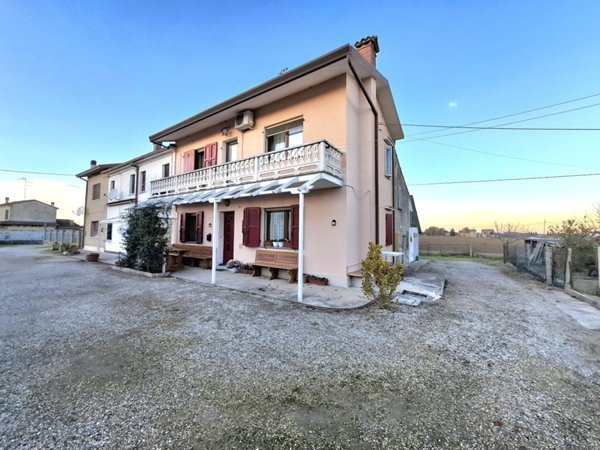 casa indipendente in vendita a Copparo in zona Ambrogio